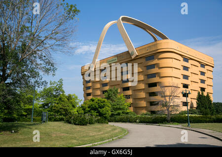 Un segno del logo al di fuori del cestello ex sede sagomata della Longaberger Company a Newark, Ohio, 24 luglio 2016. Foto Stock