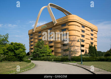 Un segno del logo al di fuori del cestello ex sede sagomata della Longaberger Company a Newark, Ohio, 24 luglio 2016. Foto Stock