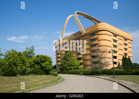 Un segno del logo al di fuori del cestello ex sede sagomata della Longaberger Company a Newark, Ohio, 24 luglio 2016. Foto Stock