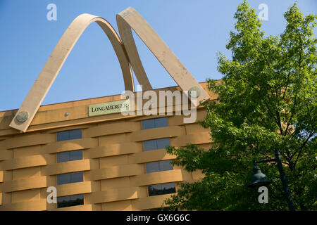 Un segno del logo al di fuori del cestello ex sede sagomata della Longaberger Company a Newark, Ohio, 24 luglio 2016. Foto Stock