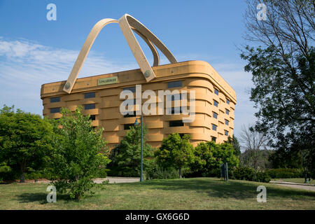 Un segno del logo al di fuori del cestello ex sede sagomata della Longaberger Company a Newark, Ohio, 24 luglio 2016. Foto Stock