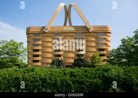 Un segno del logo al di fuori del cestello ex sede sagomata della Longaberger Company a Newark, Ohio, 24 luglio 2016. Foto Stock