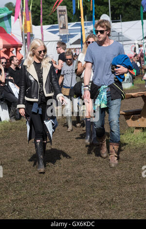 Avvistamenti di celebrità backstage del Festival di Glastonbury 2016 dotate di: Delevine Papavero dove: Glastonbury, Regno Unito quando: 24 Giu 2016 Foto Stock