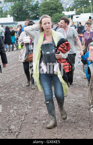 Avvistamenti di celebrità backstage del Festival di Glastonbury 2016 dotate di: Emily Eavis dove: Glastonbury, Regno Unito quando: 24 Giu 2016 Foto Stock