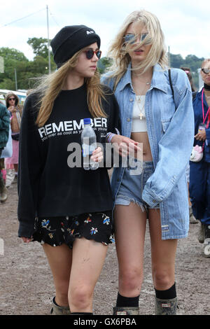 Cara Delevingne, Suki Waterhouse, e altre celebrità partecipare a Glastonbury Festival - Giorno 2 dotata di: Suki Waterhouse, Lily Donaldson dove: Glastonbury, Regno Unito quando: 25 Giu 2016 Foto Stock