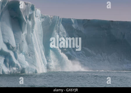 Cascata travasamento il ghiaccio cliff Nordaustlandet, Svalbard Foto Stock