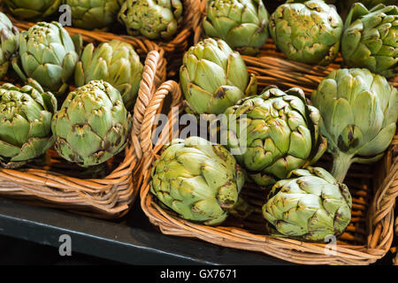 Carciofi al mercato locale Foto Stock