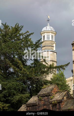 Nuvole temporalesche dietro la torre di osservazione sul collegio di Cristo prima corte edificio della città di Cambridge Cambridgeshire England 2016 Foto Stock