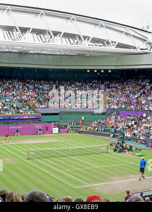 Il torneo di Wimbledon, Inghilterra. Agosto 2nd, 2012. Roger Federer e John Isner durante le loro singole partite giochi olimpici estivi a Londra Foto Stock