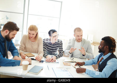 Per discutere di nuove idee Foto Stock