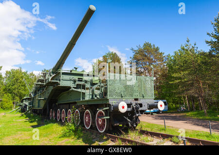 Monumento storico nella Krasnaya Gorka fort, Russia. 305-mm railroad pistola dal periodo della seconda guerra mondiale Foto Stock