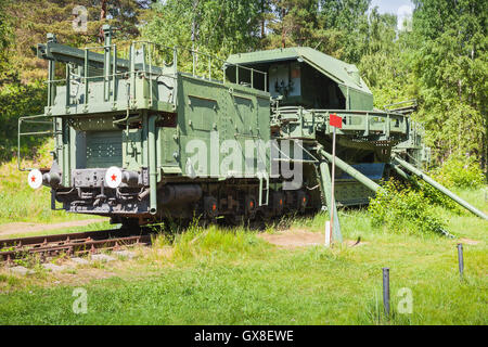 TM-1-180 Pistola ferroviaria. Storico sovietica monumento militare nella Krasnaya Gorka fort Foto Stock