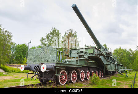 Monumento storico di Fort Krasnaya Gorka, Russia. 305 sovietico-mm railroad pistola dal periodo della seconda guerra mondiale Foto Stock