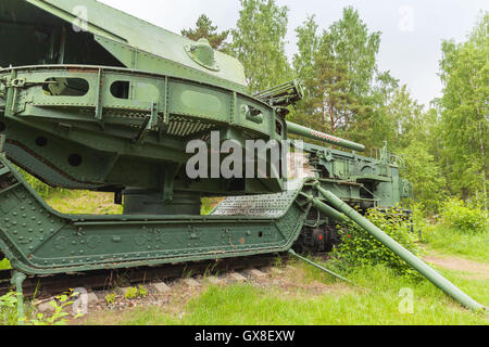 Storico sovietica monumento militare nella Krasnaya Gorka fort. TM-1-180 ferroviaria frammento della pistola Foto Stock