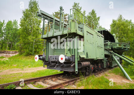 Storico sovietica monumento militare nella Krasnaya Gorka fort. TM-1-180 Pistola ferroviarie Foto Stock