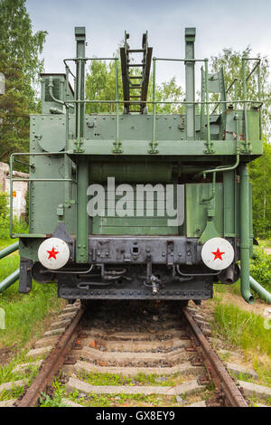 Storico sovietica monumento militare nella Krasnaya Gorka fort. TM-1-180 Pistola ferroviaria, Vista frontale Foto Stock