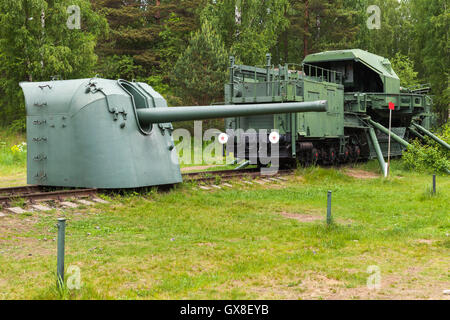 Storico sovietica monumento militare nella Krasnaya Gorka fort. TM-1-180 Pistola ferroviarie e Cannon Foto Stock