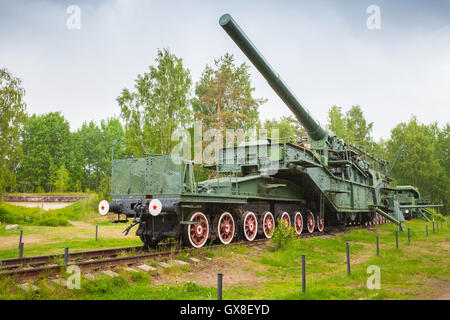 Sovietica monumento storico di Fort Krasnaya Gorka, Russia. 305-mm railroad pistola dal periodo della seconda guerra mondiale Foto Stock