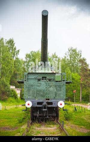 Vista frontale di 305-mm railroad pistola dal periodo della seconda guerra mondiale. Sovietica monumento storico di Fort Krasnaya Gorka, Russia Foto Stock