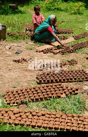 INDIA, nello stato del Jharkhand, Sarwan, villaggio Bhatkundi, potter rende unidirezionale di tazze di tè da argilla, che vengono usati per chai, donna tazze a secco al sole di plastica prodotti gratuiti Foto Stock