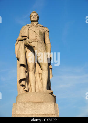 Statua in granito di Re Guglielmo IV nell'uniforme di Lord Alto Ammiraglio al di fuori del Regio Museo Marittimo, Greenwich, Londra Foto Stock