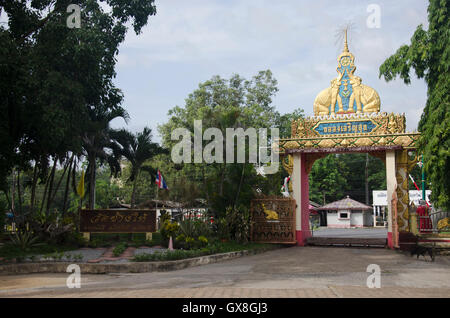 Wat Chang Hai Ratburanaram per persone visitare e pregare Luang Pu Thuat sulla luglio 13, 2016 in Pattani province del sud della Thailandia Foto Stock