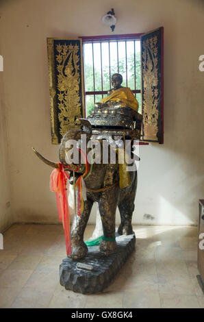 Luang Pu Thuat statua di Wat Chang Hai Ratburanaram per persone visitare e pregare sulla luglio 13, 2016 in Pattani province meridionali di Foto Stock