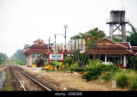 I binari ferroviari e stazione ferroviaria Wat Chang Hai Ratburanaram Luang Pu Thuat sulla luglio 13, 2016 in Pattani province meridionali della THA Foto Stock