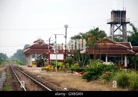 I binari ferroviari e stazione ferroviaria Wat Chang Hai Ratburanaram Luang Pu Thuat sulla luglio 13, 2016 in Pattani province meridionali della THA Foto Stock