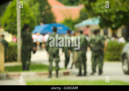 Soldati tailandesi di andare a piedi a checkpoint casa di guardia per proteggere e sicurezza presso wat khuha sawan sulla luglio 13, 2016 nella provincia di Yala Foto Stock