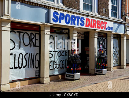 Chiudere la vendita presso una filiale di sport diretti, Kings Lynn, Norfolk, Inghilterra, Regno Unito Foto Stock