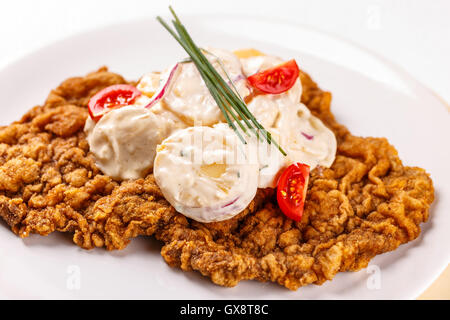 Big impanati weiner schnitzel con insalata di patate Foto Stock