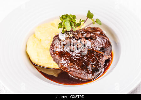 Delizioso brasato di manzo arrosto con crema purè di patate Foto Stock