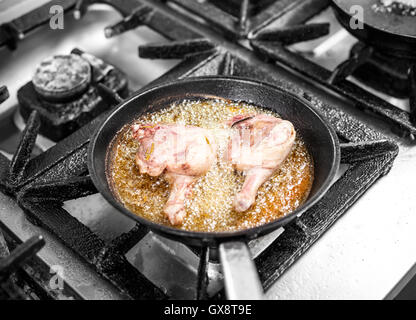 Bacchette di anatra friggere in una padella Foto Stock