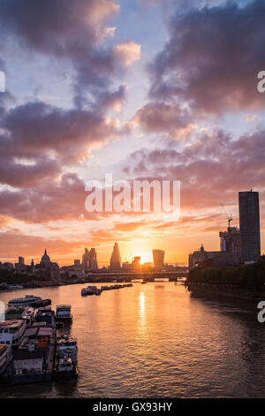 Sunrise sopra la città di Londra&fiume Thames, London, England, Regno Unito Foto Stock