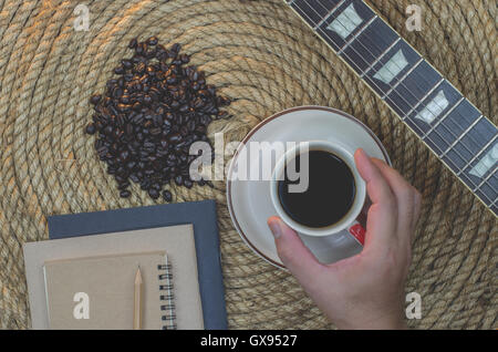 Tazza di caffè con il portatile su una corda di iuta. Foto Stock