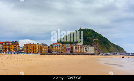 Bella spiaggia Zurriola vista in san sebastian Foto Stock