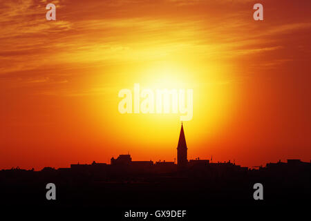 Skyline di una città di Akko, Israele vecchio porto di mare al tramonto con torri di Cattolica Foto Stock