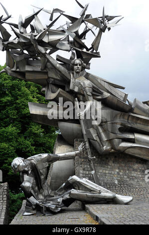 La Polonia. Gdansk. Monumento ai difensori del polacco Post. Progettato da Wincenty Kucma (b. 1935). Esso rappresenta un morente polacco post dipendente che viene consegnato un fucile da Nike. Foto Stock