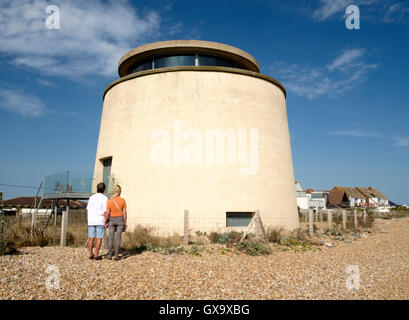 Martello Tower, un ex napoleonico torre di difesa che è stato convertito in una casa sulla spiaggia di Baia dei Normanni, East Sussex Foto Stock