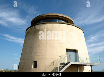 Martello Tower, un ex napoleonico torre di difesa che è stato convertito in una casa sulla spiaggia di Baia dei Normanni, East Sussex Foto Stock