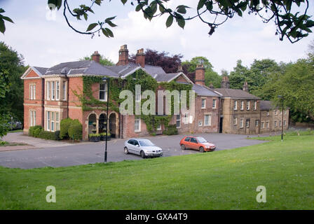 Sheffield, Regno Unito - 03 Maggio : Casa Meersbrook coperta di edera su 03.Maggio 2016 a Meersbrook Park. Ex casa del Ruskin collection Foto Stock