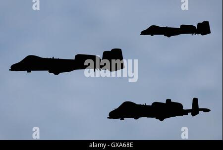 EPS 10 illustrazione vettoriale di aereo da combattimento su sfondo blu Illustrazione Vettoriale