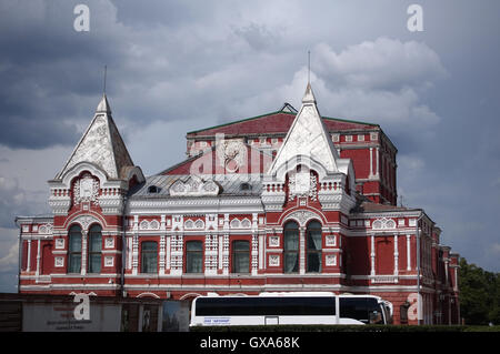 Un bellissimo edificio del teatro nella città di Samara Foto Stock