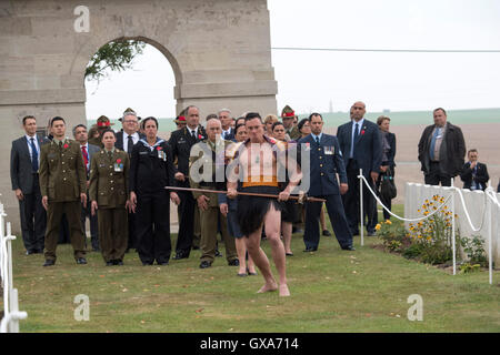 Un membro della cultura Maori il gruppo svolge in Nuova Zelanda Somme commemorazioni presso la valle di Caterpillar Commonwealth War Graves Commissione cimitero in Longueval, in Francia, in occasione del centenario della prima guerra mondiale il conflitto. Foto Stock