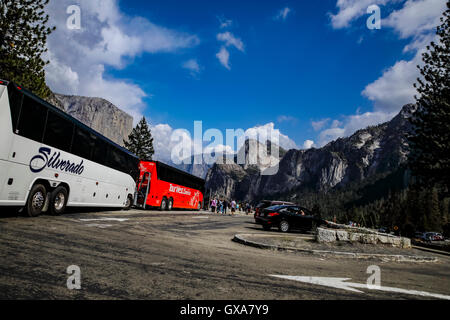 I turisti alla vista di tunnel nel Parco Nazionale di Yosemite in California che si affaccia sulla valle Foto Stock