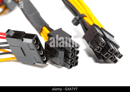 Fili di collegamento ad un computer su uno sfondo bianco Foto Stock