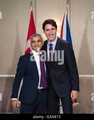 Prodotto Alternativo sindaco di Londra Sadiq Khan (sinistra) incontra il primo ministro canadese Justin Trudeau al progresso globale del Vertice di Montreal, Canada. Foto Stock