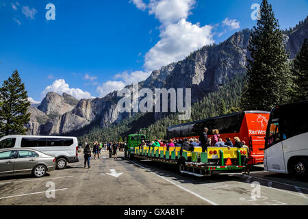 I turisti alla vista di tunnel nel Parco Nazionale di Yosemite in California che si affaccia sulla valle Foto Stock