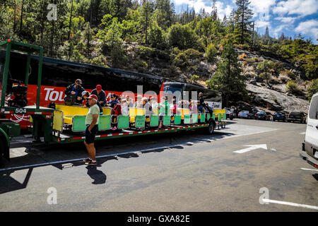 I turisti alla vista di tunnel nel Parco Nazionale di Yosemite in California che si affaccia sulla valle Foto Stock